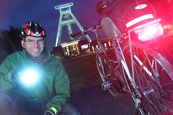 Bochums Radverkehrsbeauftragter Matthias Olschowy mit Sicherheitsbeleuchtung am Fahrrad vor dem Deutschen Bergbau-Museum, 13.10.2016. (FOTO ZUR PRESSEMITTEILUNG) +++ Foto: Lutz Leitmann / Stadt Bochum, Referat für Kommunikation